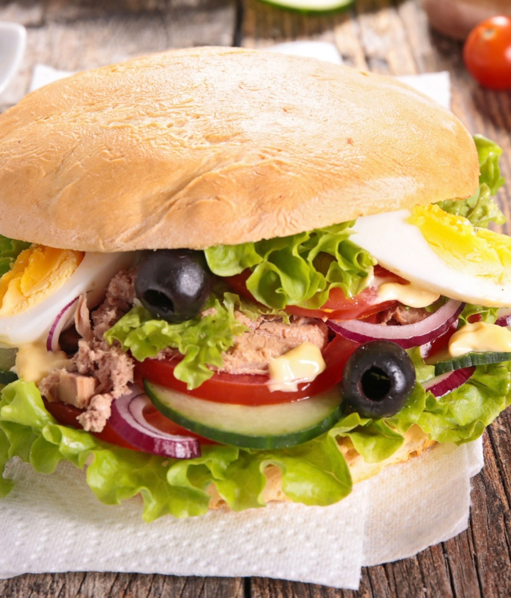 C’est une icône de la cuisine niçoise, tout simplement l’essence de la salade niçoise... dans un pain ! Un vrai plat de rue, pratique, complet, frais, et profondément méditerranéen. "Pan bagnat" vient du niçois "pan banhat", qui signifie "pain mouillé". Il s’agissait à l’origine de pain rassis qu’on "mouillait" avec de l’huile d’olive pour le rendre savoureux à nouveau.