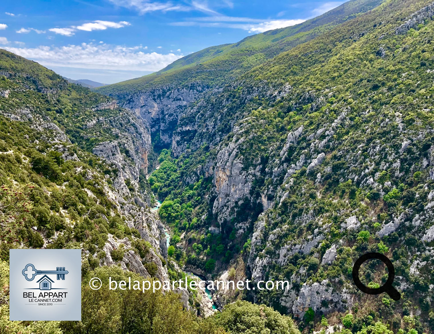 La Route des Crêtes est l’un des meilleurs moyens d’admirer les gorges depuis les hauteurs. Ce circuit panoramique de 23 kilomètres forme une boucle au départ de La Palud-sur-Verdon. Il serpente le long des crêtes, offrant des points de vue vertigineux sur les profondeurs du canyon. La route est ponctuée de 14 belvédères aménagés, comme celui de la Carelle, le Pas de la Baou, ou encore la Dent d’Aire. 