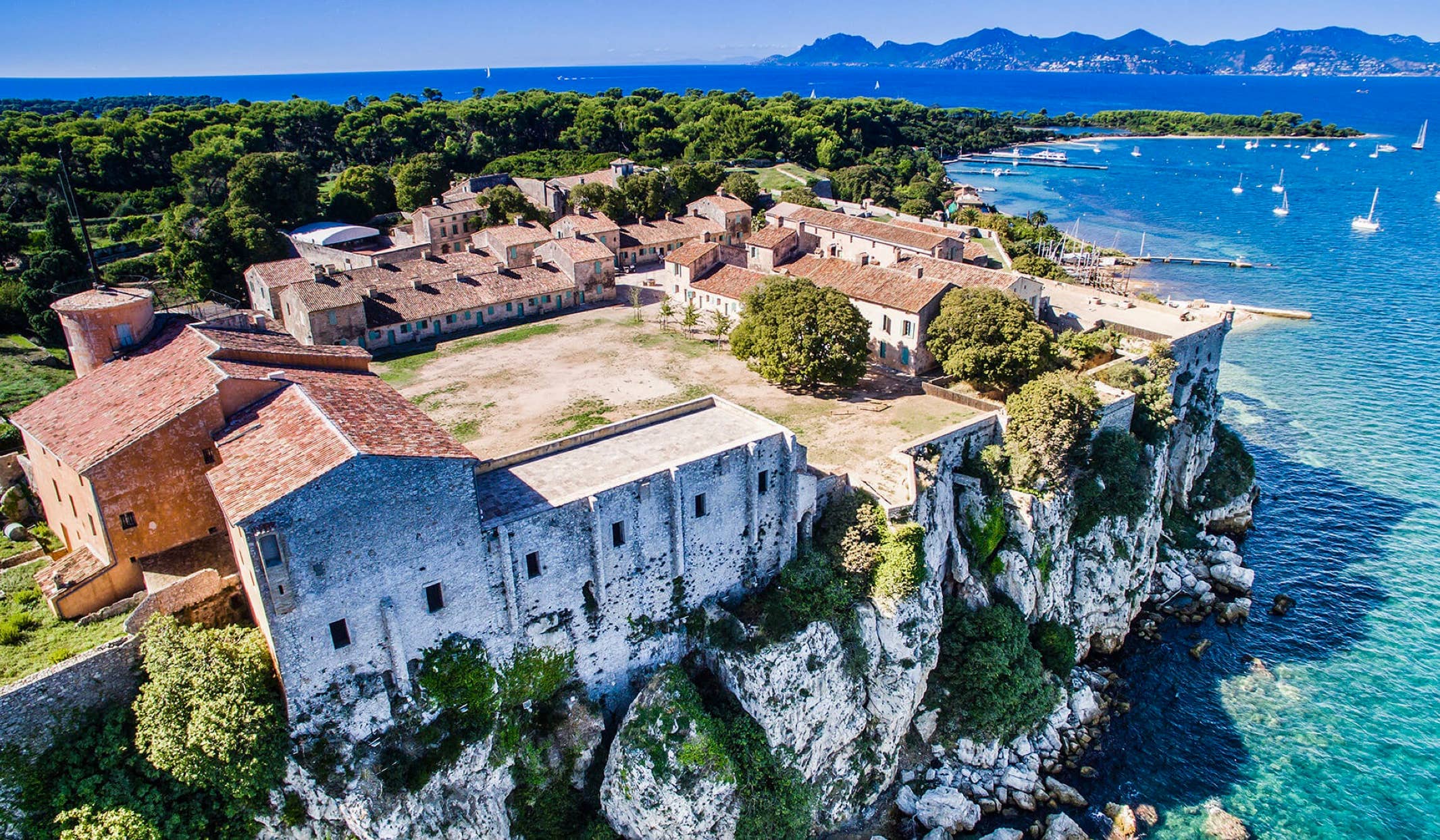 The Royal Fort, famous for having held the mysterious "Man in the Iron Mask," is a must-see. Today a museum, this site recounts the captivating story of this legendary prisoner and the many eras of the island’s history. 