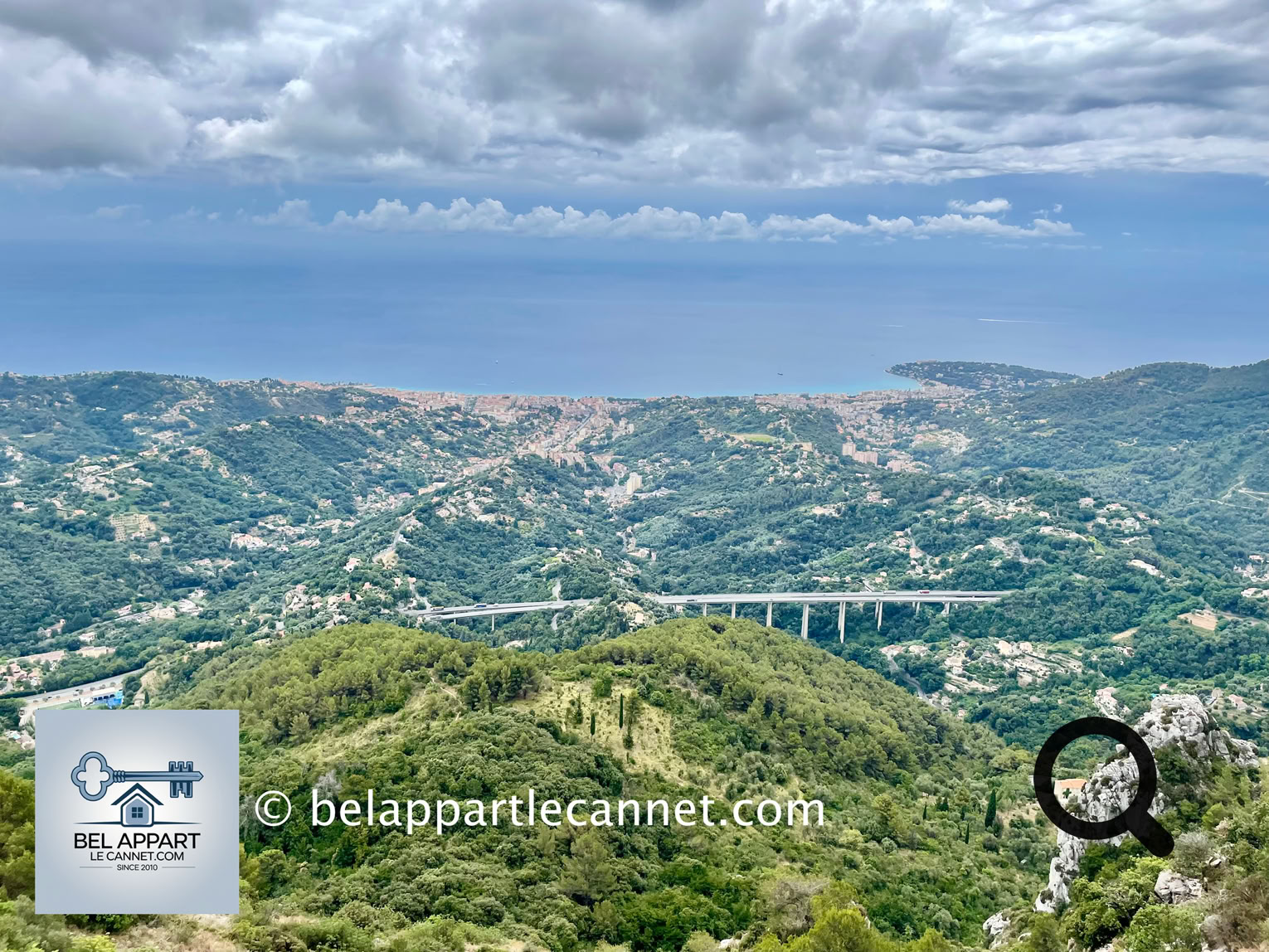 L’endroit est souvent décrit comme un nid d’aigle, suspendu entre ciel et mer, offrant un moment hors du temps.