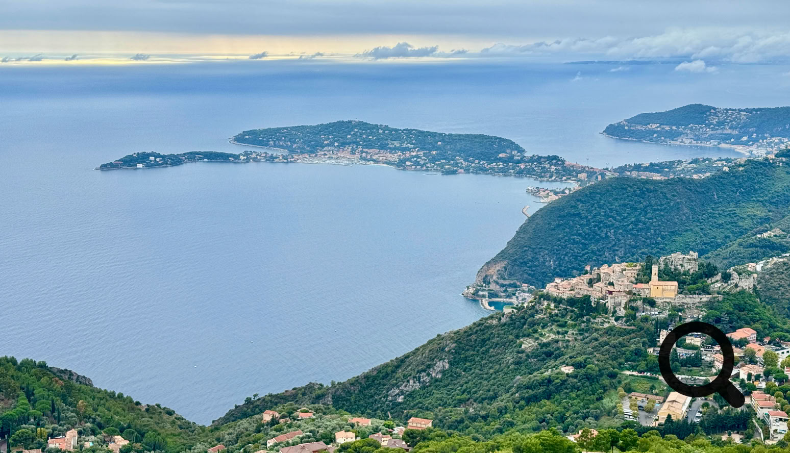 Comptez environ 1h à 1h30 de marche, selon  votre rythme et le temps que vous prendrez pour admirer les paysages. Tout au long du parcours, les points de vue se succèdent : le village d'Eze à vos pieds, le Cap-d'Ail, La Turbie, l'aéroport de Nice, et la presqu’île de Saint-Jean-Cap-Ferrat se dessinent à l'horizon dans un décor spectaculaire.