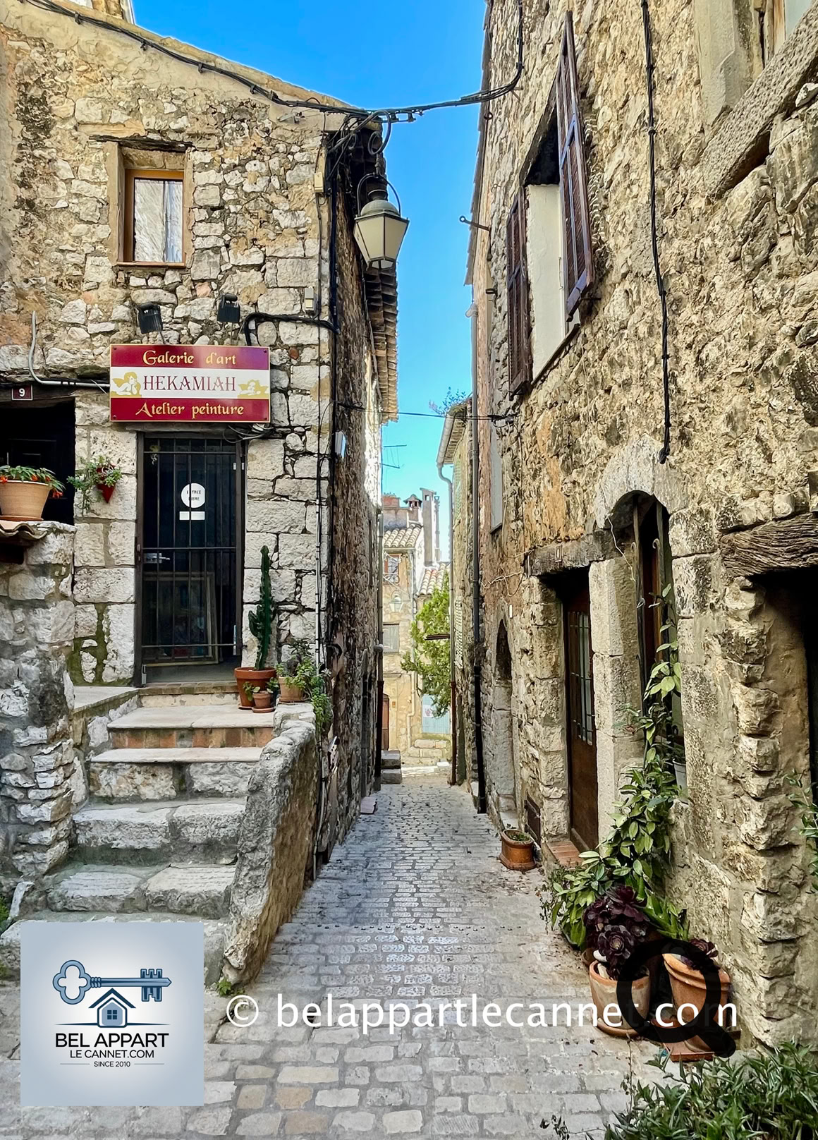 Perché sur un éperon rocheux, Tourrettes-sur-Loup est un village médiéval de la Côte d’Azur qui séduit par son charme pittoresque, son riche patrimoine et son atmosphère paisible. En flânant dans ses ruelles pavées, vous découvrirez un dédale de passages voûtés, de places ombragées et de maisons en pierre magnifiquement restaurées. Les balcons fleuris et les petites fontaines ajoutent une touche romantique à cet écrin d’authenticité.