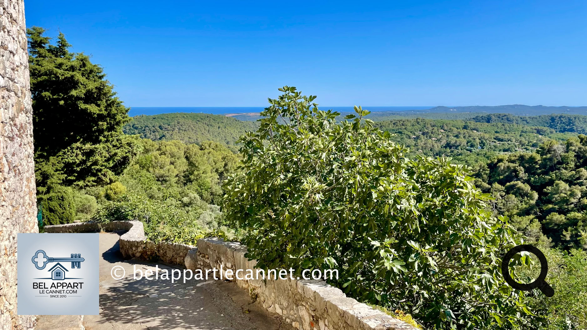 La position du village offre des vues panoramiques spectaculaires sur la Méditerranée et les collines environnantes. Ces paysages, mêlant montagnes et mer, sont un paradis pour les randonneurs, les amateurs de photographie ou tout simplement ceux qui cherchent à se ressourcer.