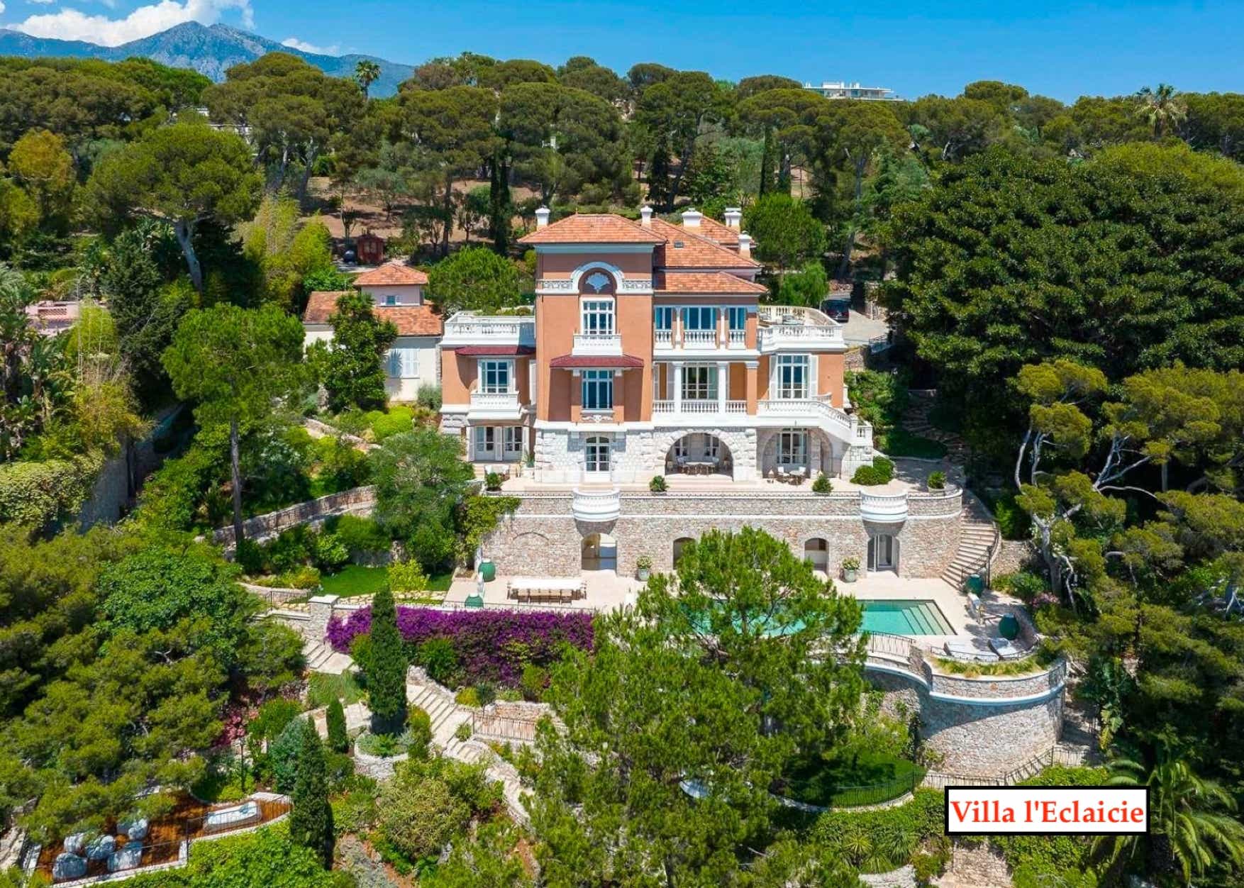 Parmi elles, la Villa Cyrnos, construite pour l’impératrice Eugénie, veuve de Napoléon III. D’autres joyaux comme la Villa l'Éclaircie ou la villa Cynthia, et bien d'autres rappellent le faste d’un autre temps.