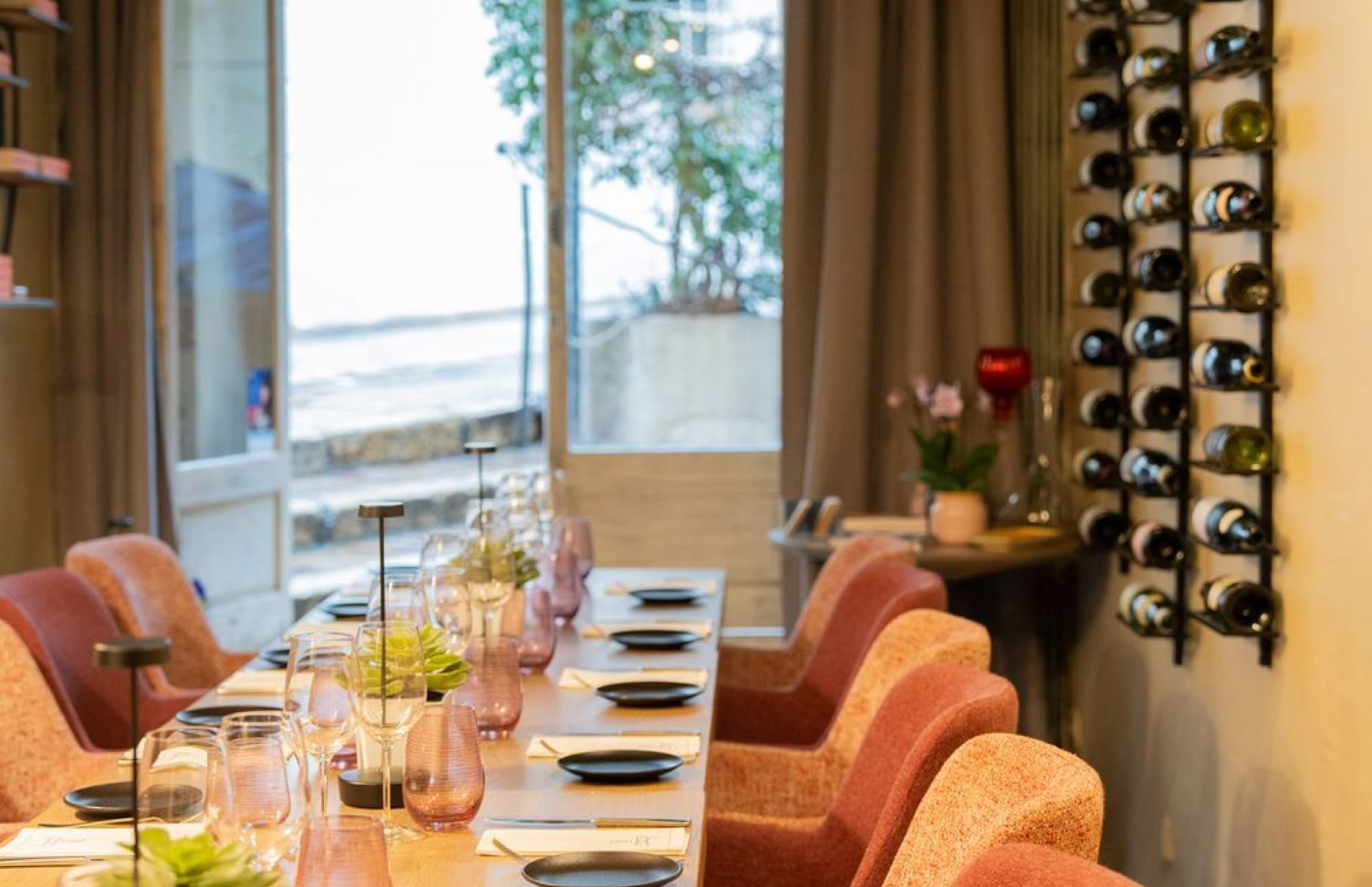 Located in the historic Suquet district, La Table 22, run by Chef Noël Mantel, offers refined and inventive southern cuisine focused on local produce and the day’s catch, along with an excellent wine selection, all in an elegant setting with varied atmospheres.
