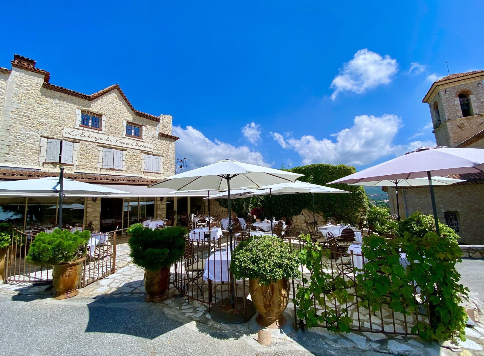 Located on Place Mirabeau, this inn offers a stunning 360° panoramic view of the Côte d’Azur and the Mediterranean basin. The décor combines old stone walls, Burgundy stone floors, a large period fireplace, and a bright veranda — creating an atmosphere that blends history, Provençal warmth, and elegance.