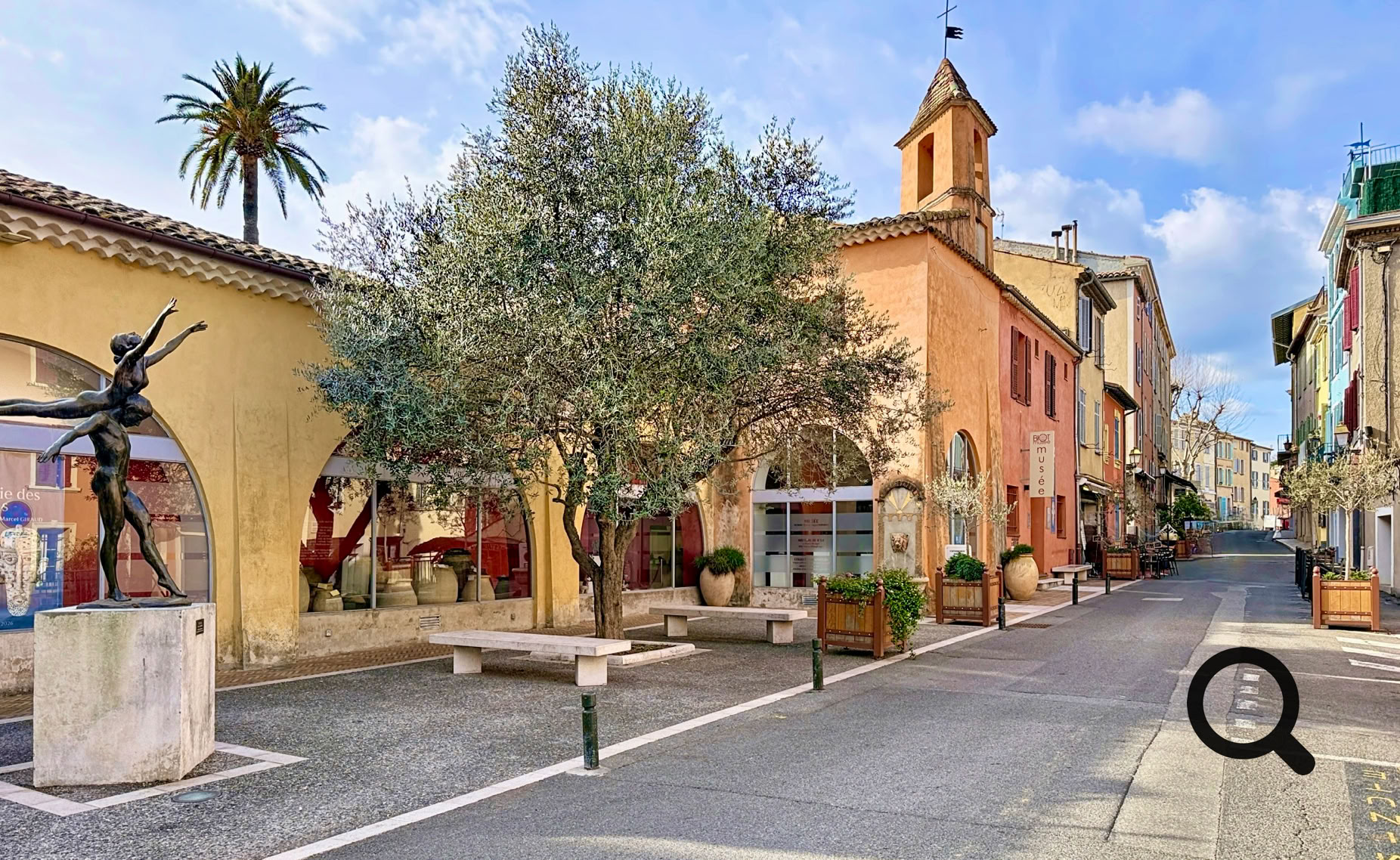 Le cœur du village est un véritable voyage dans le temps, avec ses ruelles pavées, ses maisons en pierre et ses portes anciennes.