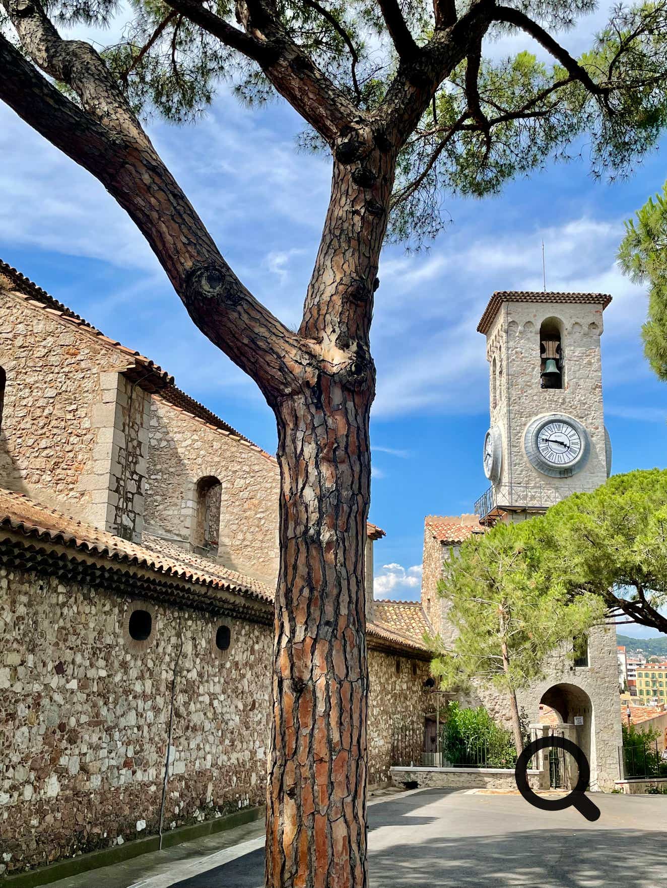 En gravissant la colline, jusqu'au sommet du Suquet, également appelé la Castre, se dresse un ensemble remarquable : l’église Notre-Dame-d’Espérance et le château médiéval des moines de Lérins, reconnaissable à sa tour carrée.