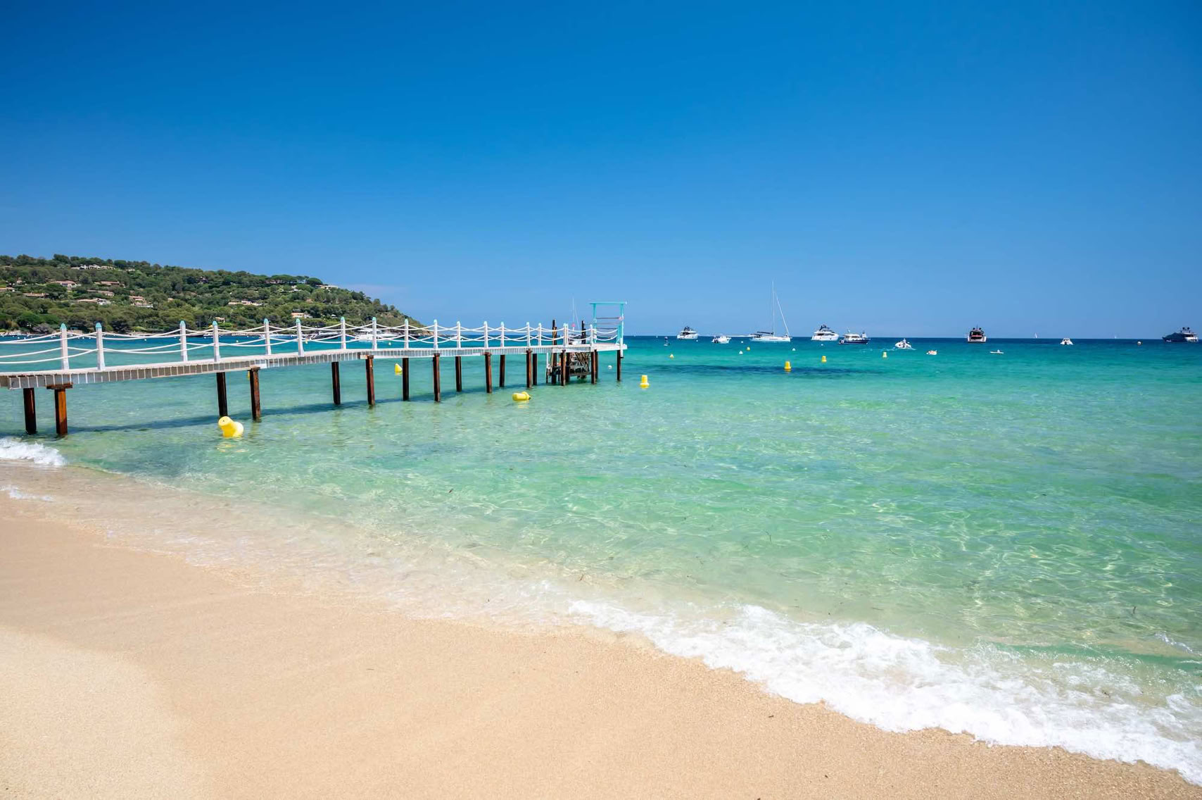 Pour les passionnés de mer, une promenade le long des plages de Saint-Tropez est un must. La célèbre plage de Pampelonne, à proximité, offre des eaux turquoise et des clubs de plage exclusifs. C’est l’endroit idéal pour profiter du soleil ou se détendre dans un cadre luxueux.