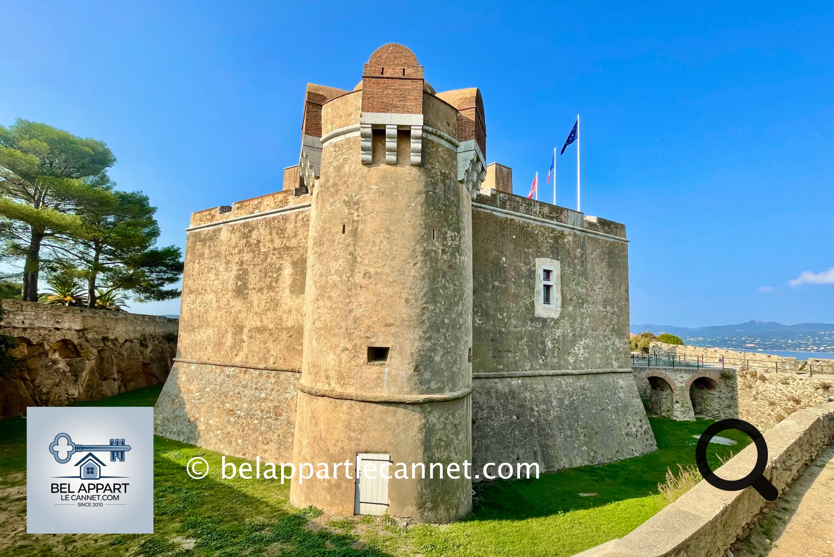 La forteresse de Saint-Tropez, ou Citadelle, surplombe majestueusement le village et offre une vue panoramique spectaculaire sur le golfe. Construite au XVIIe siècle pour protéger Saint-Tropez des invasions maritimes, elle est un exemple remarquable d’architecture militaire de la Renaissance. Aujourd’hui, elle abrite le Musée d’Histoire Maritime, qui raconte le riche passé nautique des Tropéziens à travers des expositions captivantes.