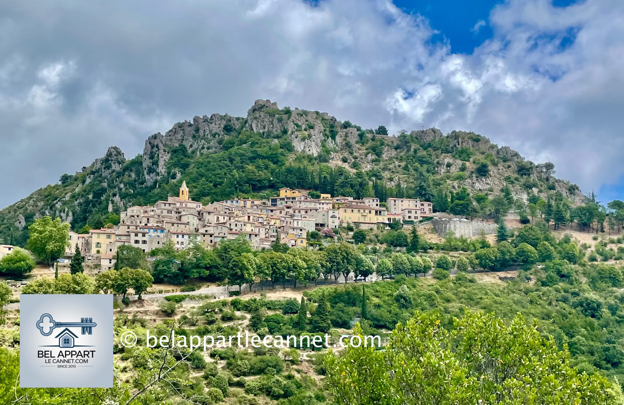 Sainte-Agnès est un charmant village perché situé au-dessus de Menton. Connu pour être l’un des villages fortifiés les plus hauts d’Europe, il culmine à environ 800 mètres d’altitude, offrant des vues spectaculaires sur la mer Méditerranée, la Riviera française et la ville de Menton.  Ce village médiéval est un véritable joyau pour les amateurs d’histoire et de nature.