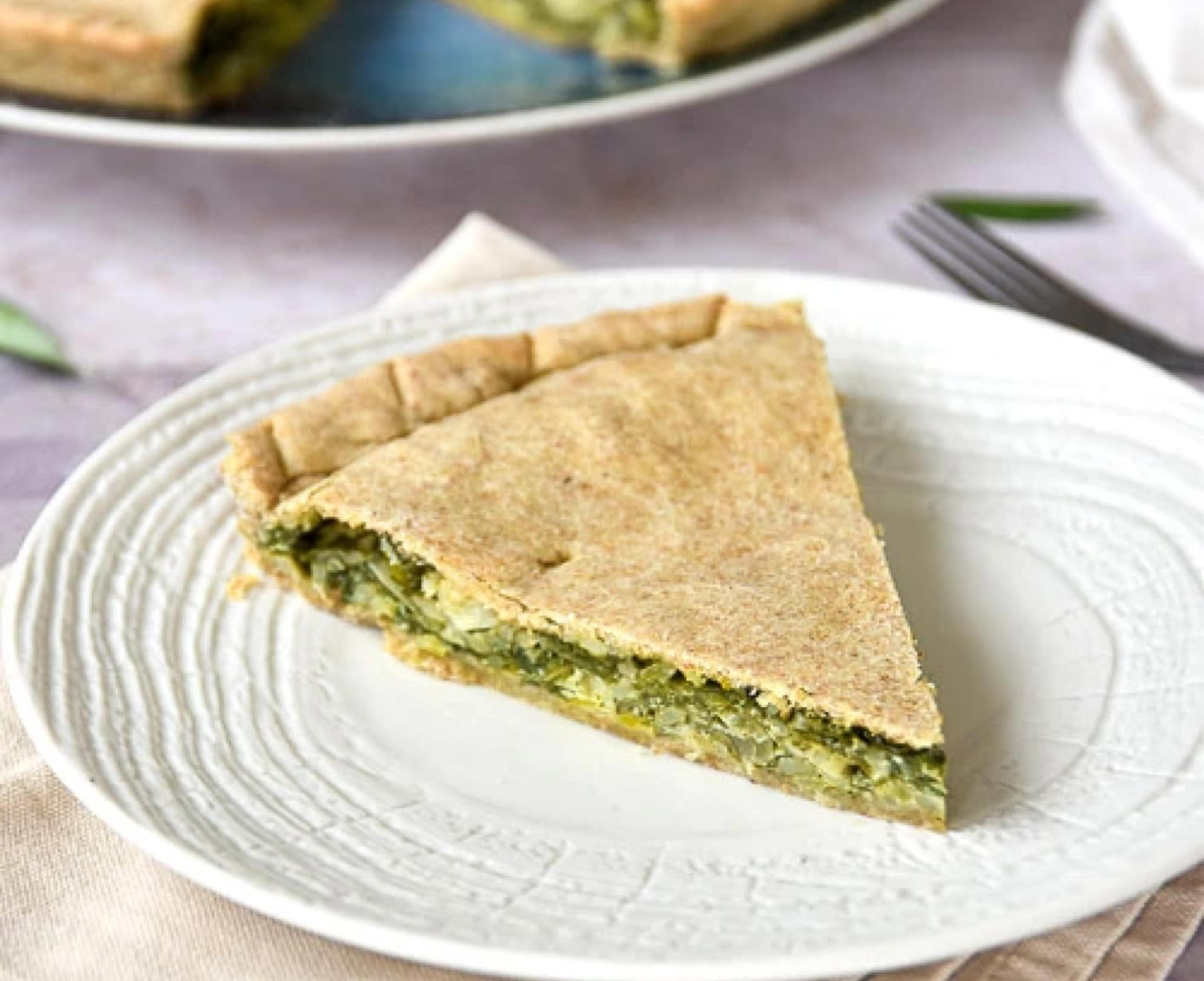 Another marvel of Niçoise cuisine, rustic, simple, and deeply local. Swiss chard (or blettes) is one of the most used vegetables in Niçoise culinary tradition, both in savory and sweet versions. It’s a rustic tart made with shortcrust pastry or homemade dough, filled with a mixture of Swiss chard, onions, sometimes rice or grated cheese, all well seasoned and baked in the oven. It is generally vegetarian, but some variations include a bit of bacon or egg.