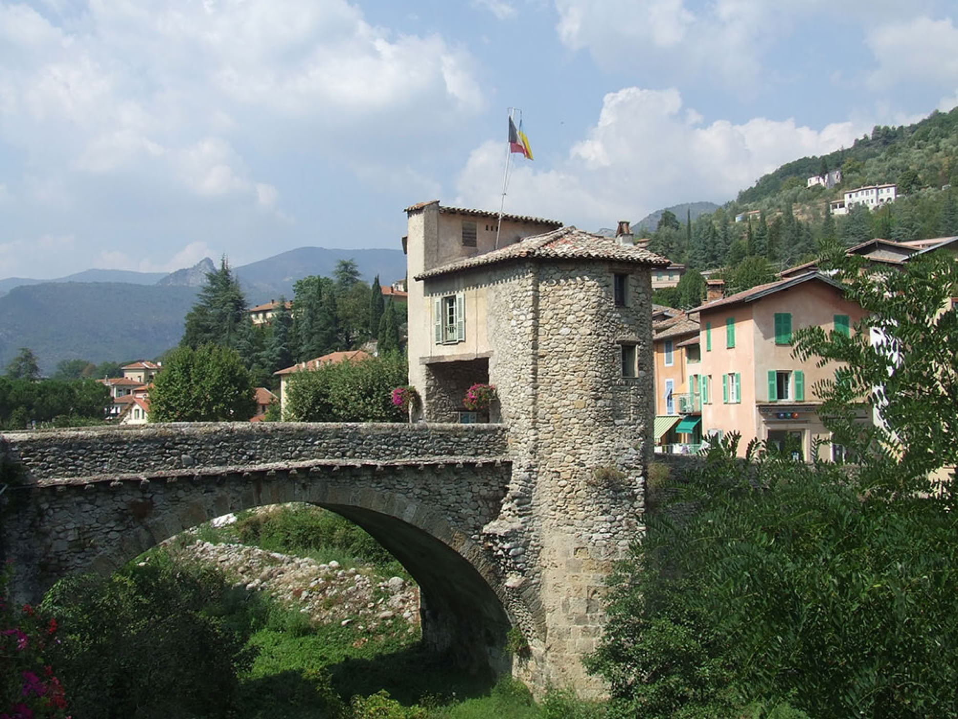 La première chose qui attire le regard est le célèbre Pont Vieux de Sospel. Véritable emblème du village, ce pont fortifié enjambant la Bévéra est l'un des derniers de ce type encore visibles en Europe.