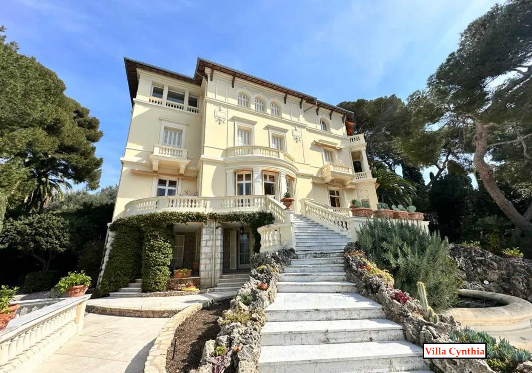 Parmi elles, la Villa Cyrnos, construite pour l’impératrice Eugénie, veuve de Napoléon III. D’autres joyaux comme la Villa l'Éclaircie ou la villa Cynthia, et bien d'autres rappellent le faste d’un autre temps.