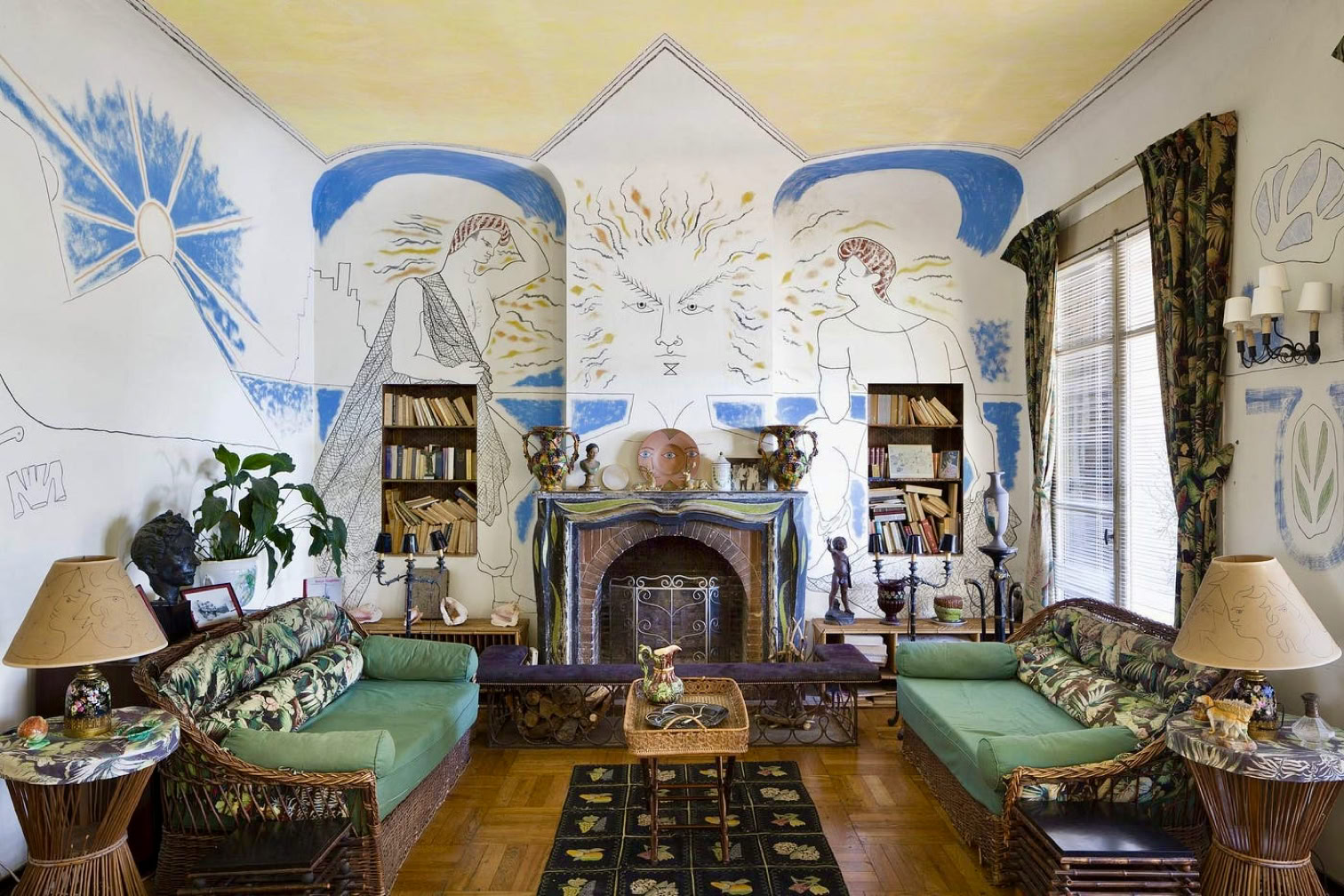 La Villa Santo Sospir  est célèbre pour ses fresques réalisées par Jean Cocteau, qui a transformé chaque pièce en une  véritable toile vivante, faisant de cette villa un musée  habité.
