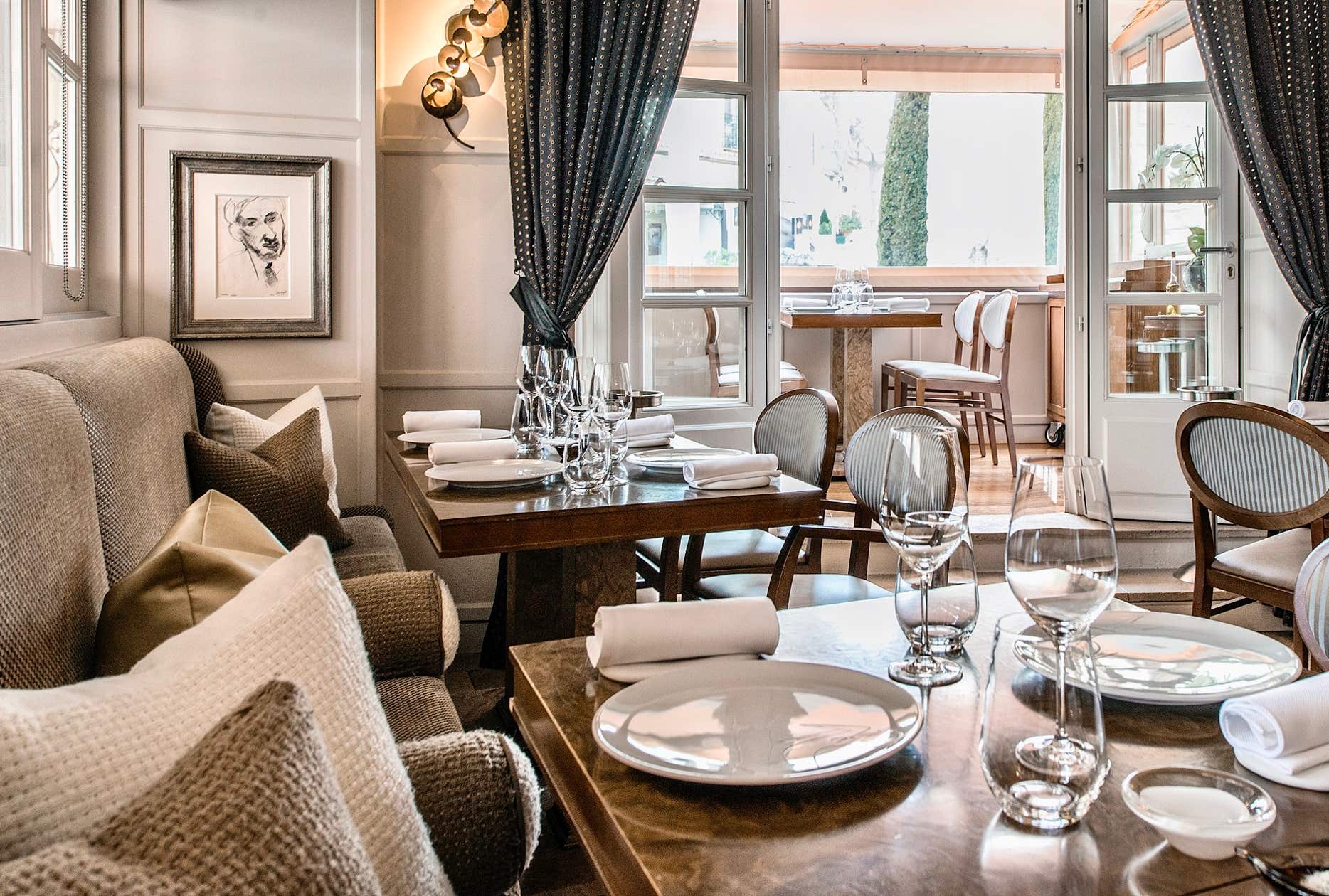 This gourmet restaurant combines terroir, creativity, and elegance in a warm and welcoming setting. Chef Denis Fétisson presents a creative, seasonal cuisine, featuring each month a spotlight ingredient such as truffle, asparagus, or scallops. Perfect for a refined meal, with generous seasonal dishes, personalized service, and excellent value for money.