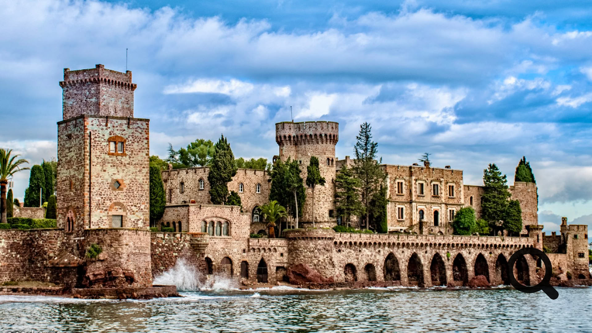 Situé au pied du massif de l'Estérel et en bord de mer, ce lieu chargé d'histoire est un véritable bijou architectural et artistique. Construit au XIVe siècle, le château a connu de nombreuses transformations au fil des siècles avant d’être entièrement restauré au début du XXe siècle par un couple d’artistes américains, Henry Clews Jr. et Marie Clews.