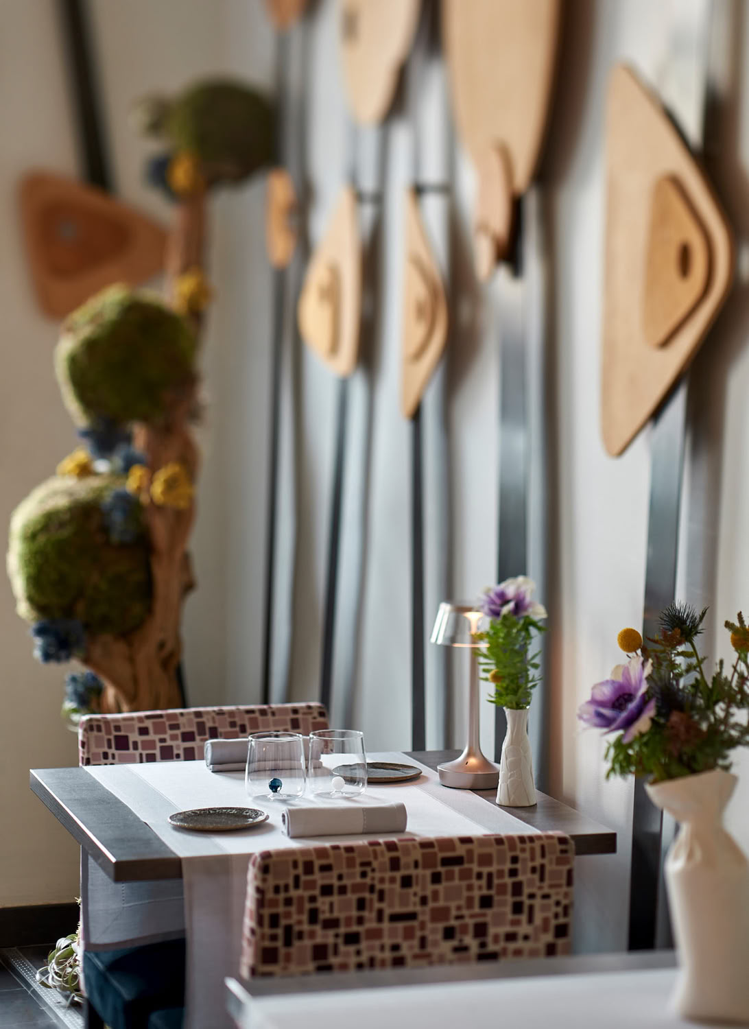 Le Flaveur est une adresse de haute gastronomie à Nice : un duo de chefs talentueux, les frères Tourteaux, Gaël et Mickaël, sont inséparables. Ils vous proposent une cuisine audacieuse et raffinée, servi dans un cadre élégant et intime.  Si vous êtes prêt(e) à embarquer pour un voyage culinaire long et riche en émotions, c’est sans aucun doute un incontournable pour déguster cuisine de caractère, fine et maîtrisée de bout en bout.