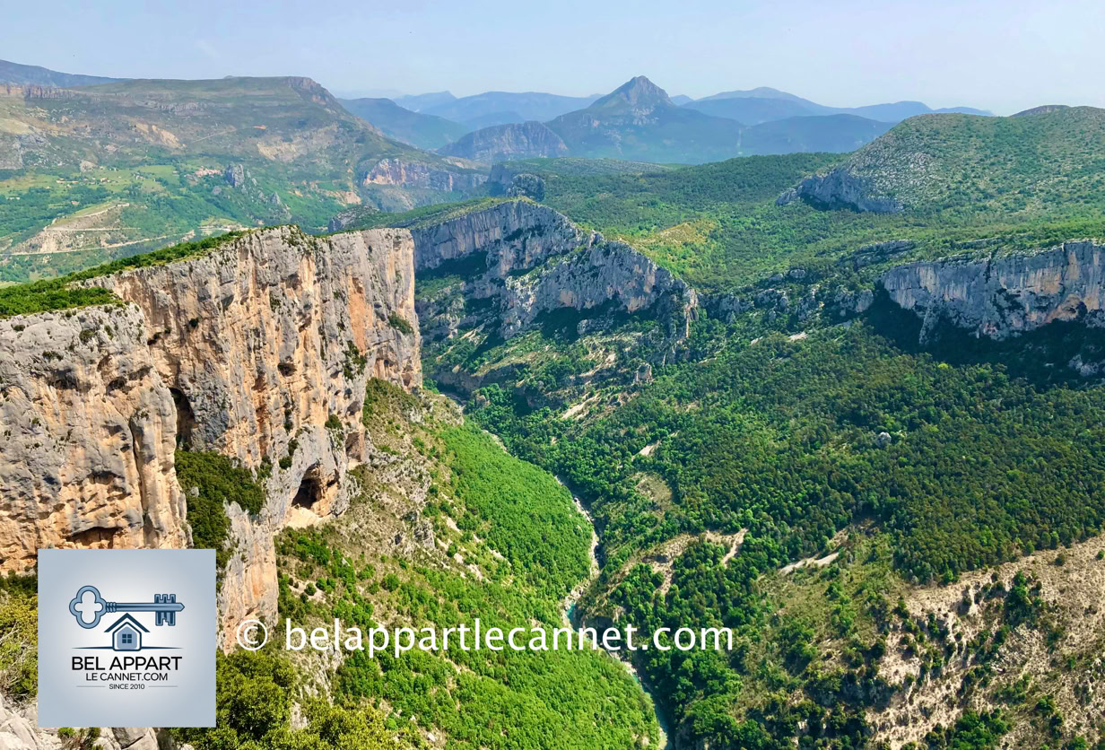 Les Gorges du Verdon forment le plus grand canyon d’Europe. Elles s’étendent sur près de 25 kilomètres, entre les communes de Castellane et Moustiers-Sainte-Marie. Ce site naturel impressionnant est souvent surnommé le "Grand Canyon français". Il s’agit d’un véritable joyau géologique, creusé par la rivière Verdon depuis des millions d’années.