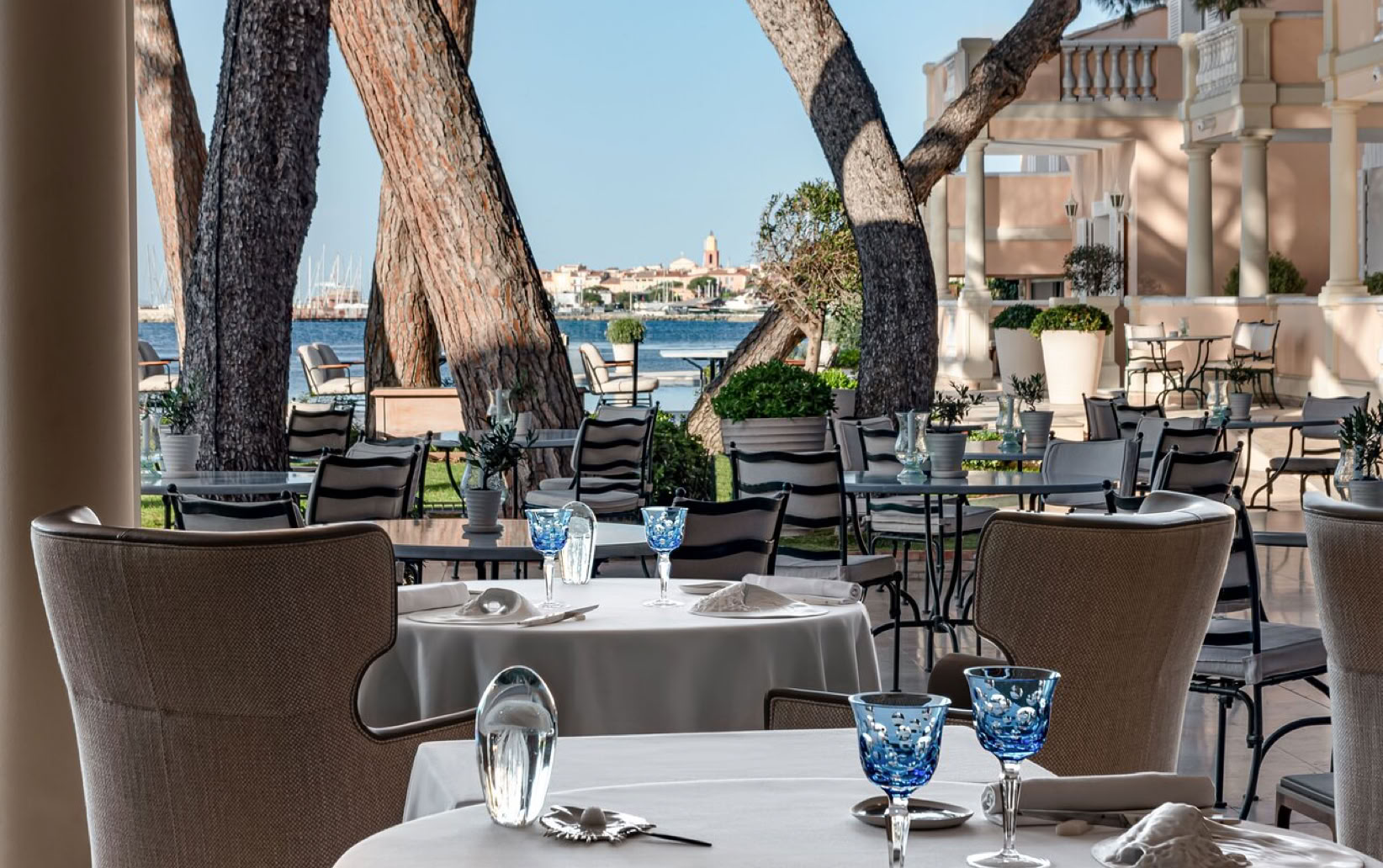 Dans un hôtel de luxe sous les pins, comme posé sur le golfe de Saint-Tropez... le restaurant offre un cadre élégant, lumineux, avec terrasse et vue panoramique sur la baie. La Vague d’Or est dirigé par le chef Arnaud Donckele. Il vous proposera une cuisine méditerranéenne créative, au mariage subtil de produits de terre et de mer, avec une précision technique remarquable. 