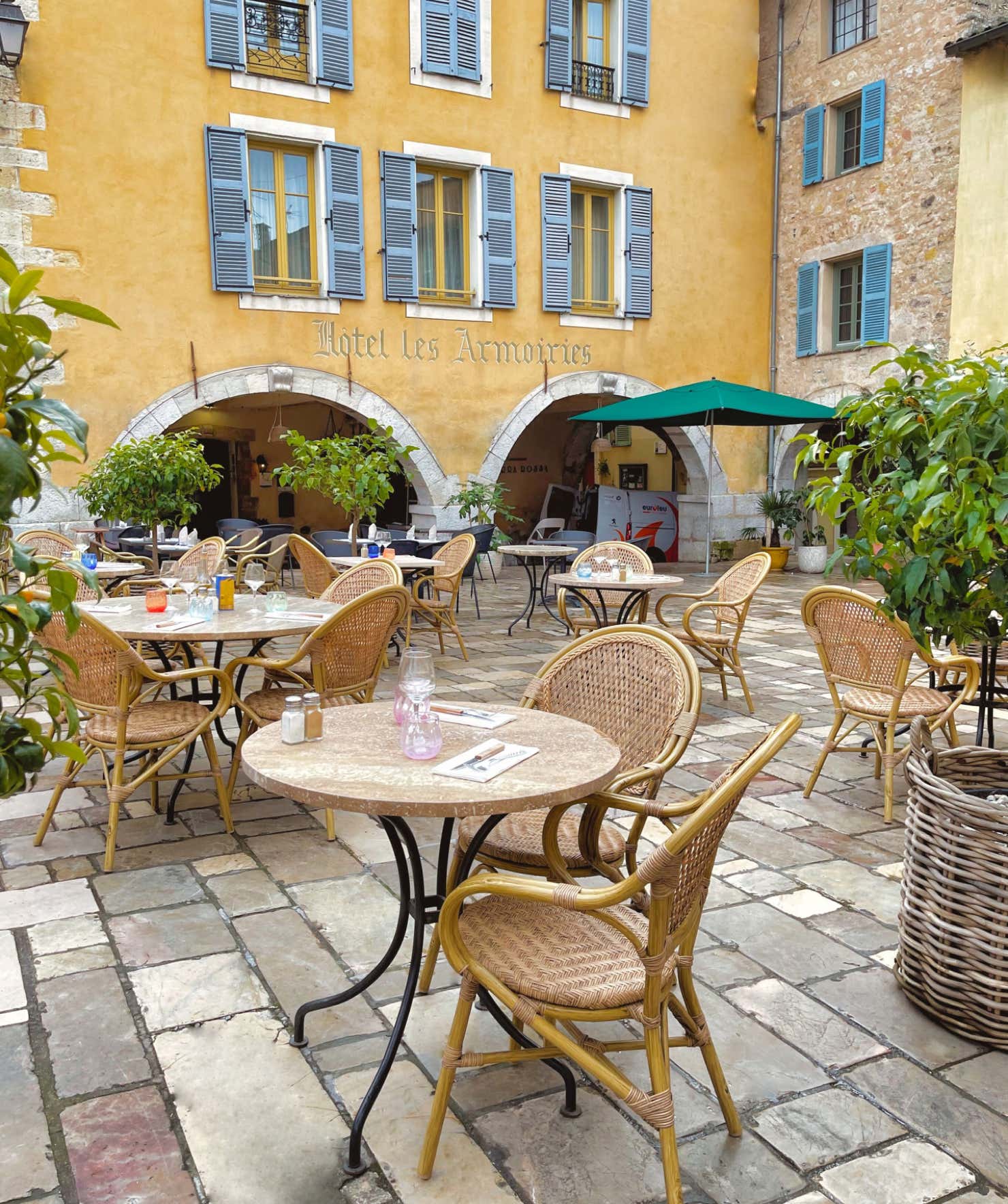 Located on Place des Arcades in the heart of the village, this restaurant is led by chef Richard Mebkhout and describes itself as a "bistro and pantry," blending a casual bistro atmosphere with bistronomic cuisine. It’s a true culinary haven where refined Mediterranean cuisine is served in a warm, authentic atmosphere. The terrace, surrounded by old stone walls and greenery, provides an idyllic setting for a sunny lunch or a romantic dinner. With fresh ingredients, creative dishes, and attentive service, La Vigne perfectly embodies the gourmet and convivial spirit of Valbonne.