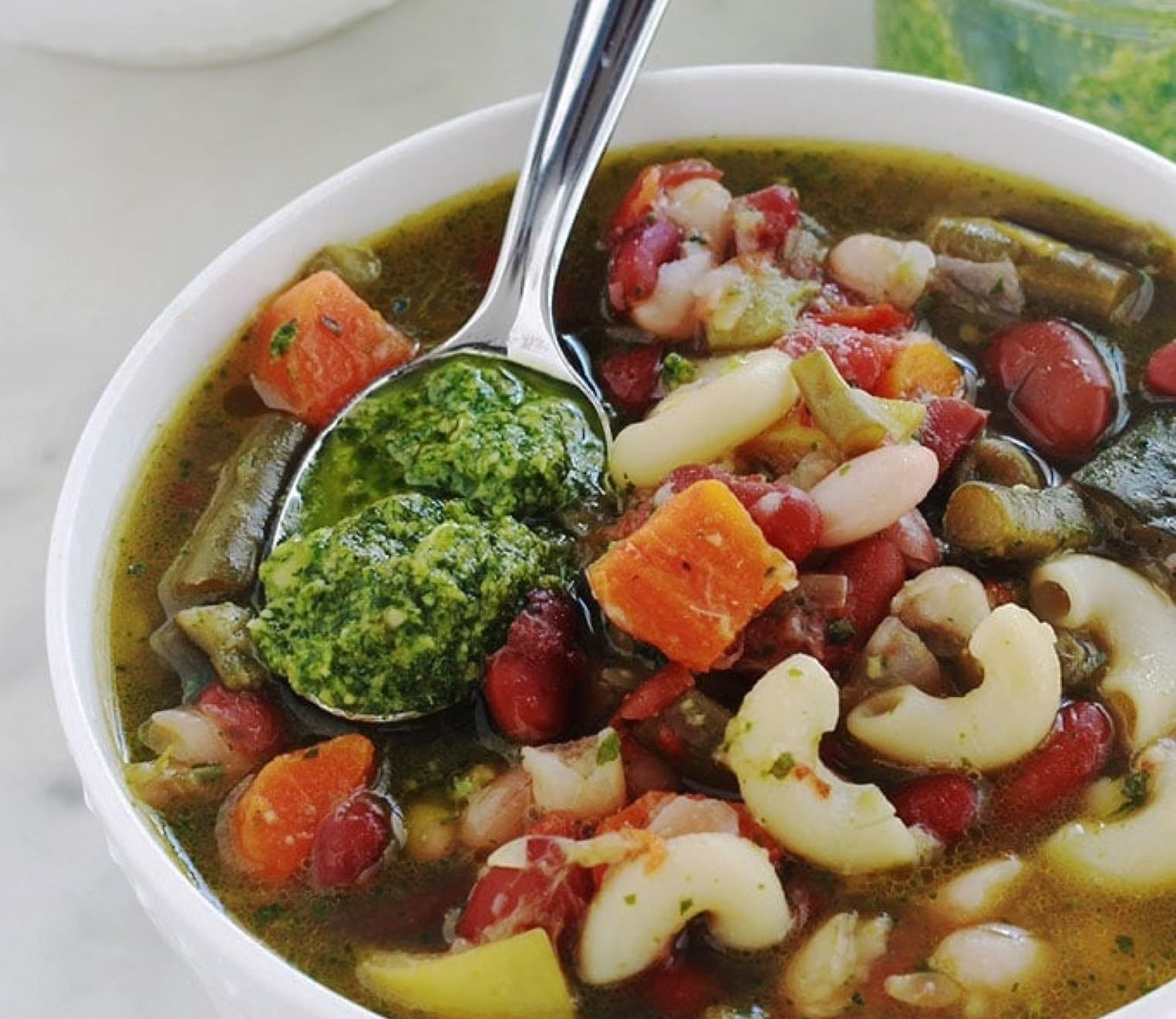 This is a summer soup, fragrant and nourishing, where seasonal vegetables meet the incomparable aroma of pistou, the Provençal cousin of Italian pesto. It’s a vegetable soup enriched with pasta and finished, just before serving, with a generous spoonful of pistou—a sauce made from basil, garlic, and olive oil (sometimes with cheese). Traditionally, it contains no meat or meat broth: it’s a healthy, vegetarian, and friendly dish.