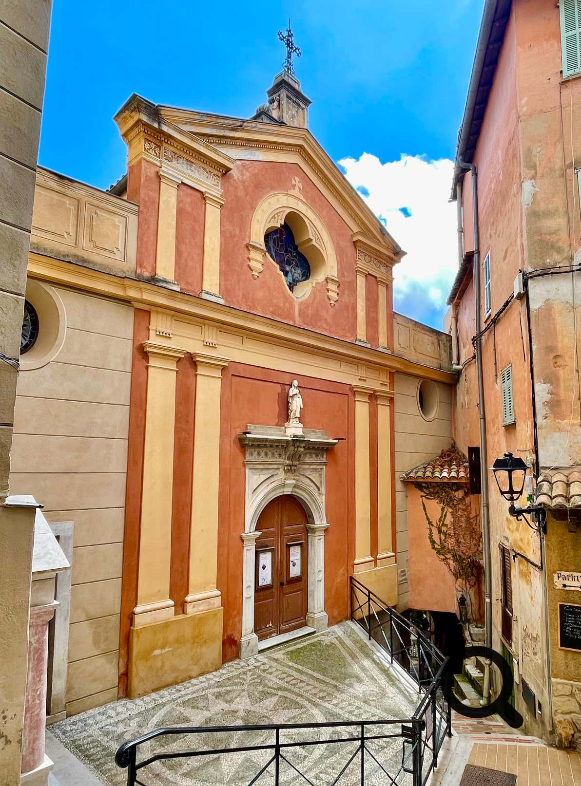 Son cœur médiéval, encore intact, est un dédale de ruelles pavées et d’arches de pierre.